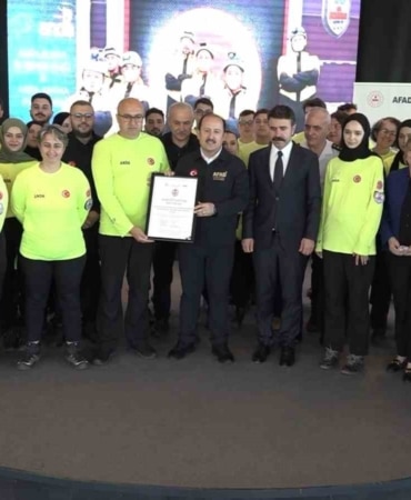 AFET VE ACİL DURUM YÖNETİMİ BAŞKANLIĞI (AFAD) AKREDİTASYON SİSTEMİ KAPSAMINDA, BURSA'DA AKREDİTE OLMAYA HAK KAZANAN 12 EKİPTEN 538 GÖNÜLLÜYE, ARMALARI TAKDİM EDİLDİ. AFAD BAŞKANI ALİ HAMZA PEHLİVAN, "VENEZUELA İLE İRTİBAT HALİNDEYİZ. NEYE İHTİYAÇ VARSA YARDIMA HAZIRIZ. 38 AFAD PERSONELİ VAR. SAĞLIK BAKANLIĞI'NDAN UMKE VE DİĞER SAĞLIK HİZMETLERİNİ YÜRÜTECEK OLAN BİR EKİP VAR. KIZILAY'DAN BİR EKİP VAR. TOPLAM 46 KİŞİ BUGÜN İTİBARİYLE YOLA ÇIKTI" DEDİ.