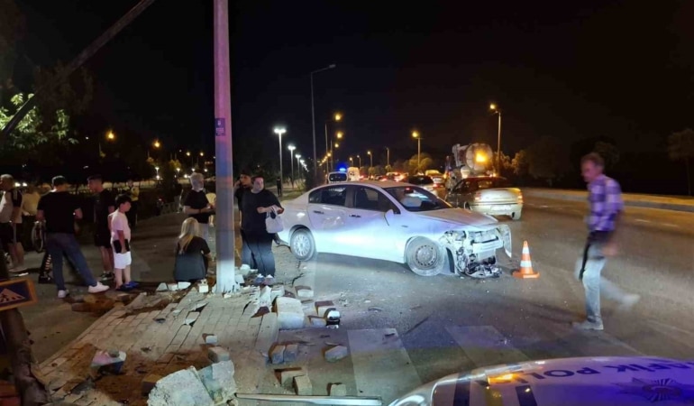 BURSA'DA İDDİAYA GÖRE MAKAS ATARAK İLERLEYEN OTOMOBİL, BAŞKA BİR OTOMOBİL İLE BERABER DEREYE UÇTU. 3 ARACIN KARIŞTIĞI KAZADA, 6 KİŞİ YARALANDI.