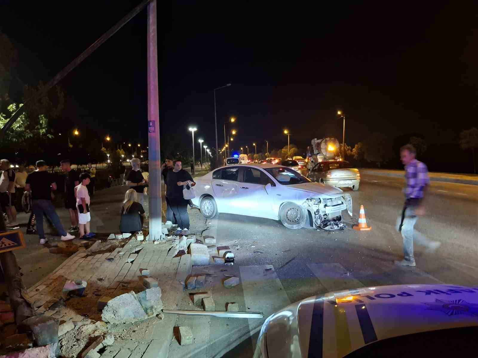 BURSA'DA İDDİAYA GÖRE MAKAS ATARAK İLERLEYEN OTOMOBİL, BAŞKA BİR OTOMOBİL İLE BERABER DEREYE UÇTU. 3 ARACIN KARIŞTIĞI KAZADA, 6 KİŞİ YARALANDI.