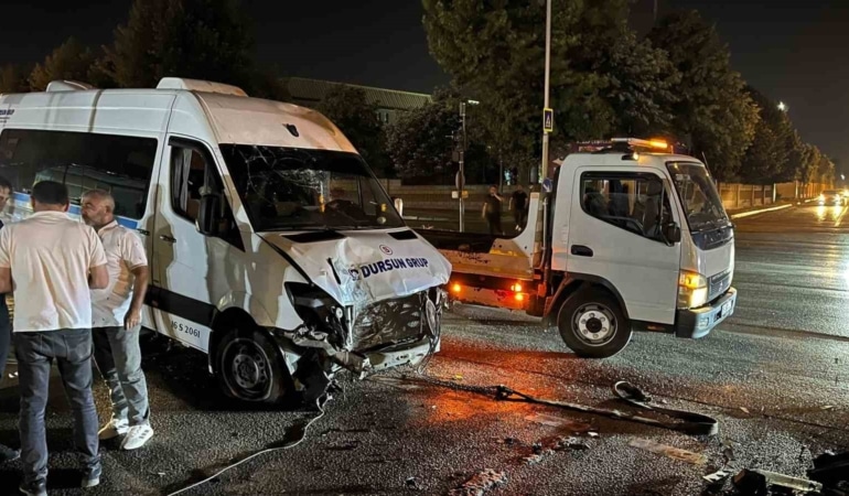 BURSA'DA SEYİR HALİNDEYKEN DİREKSİYON HAKİMİYETİNİ KAYBEDEN SERVİS ARACI REFÜJE ÇIKTI. YAŞANAN KAZADA SERVİS SÜRÜCÜSÜ YARALANDI.