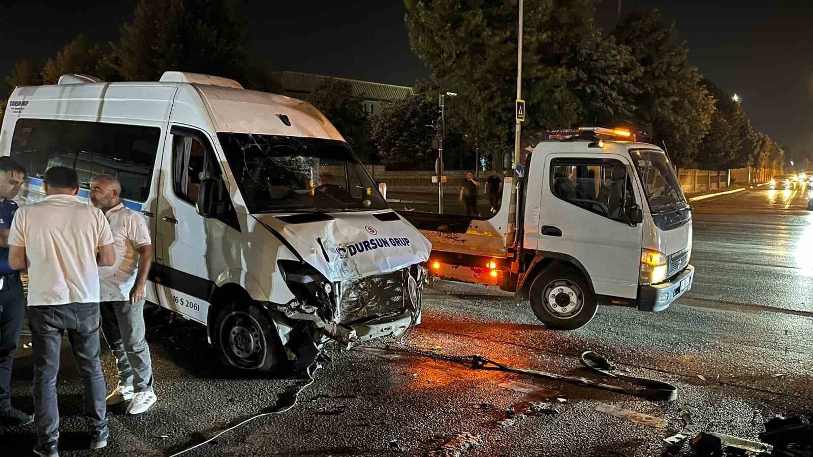 BURSA'DA SEYİR HALİNDEYKEN DİREKSİYON HAKİMİYETİNİ KAYBEDEN SERVİS ARACI REFÜJE ÇIKTI. YAŞANAN KAZADA SERVİS SÜRÜCÜSÜ YARALANDI.