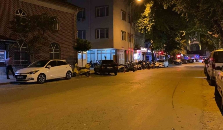 BURSA'NIN İNEGÖL İLÇESİNDE MEYDANA GELEN BIÇAKLI KAVGADA BİR KİŞİ AĞIR YARALANDI.
