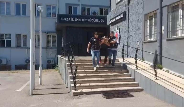 33 YIL HAPİS CEZASIYLA ARANIYORDU, POLİSTEN KURTULMAK İÇİN KAYISI TOPLUYORMUŞ GİBİ YAPTI