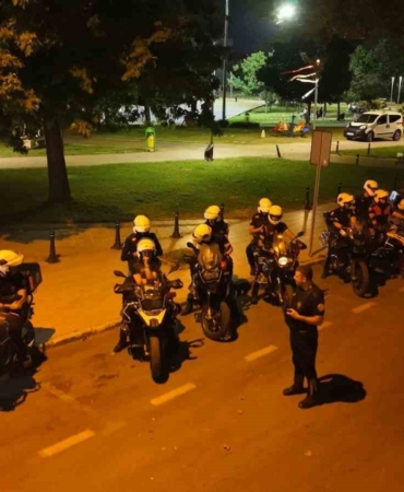 BURSA EMNİYET MÜDÜRLÜĞÜ EKİPLERİ, KENT GENELİNDE ASAYİŞİN SAĞLANMASI VE SUÇLULARA GÖZ AÇTIRMAMAK AMACIYLA YAKLAŞIK BİN POLİSİN KATILIMIYLA GENİŞ ÇAPLI HUZUR UYGULAMASI GERÇEKLEŞTİRDİ. KENTİN BİRÇOK NOKTASINDA EŞ ZAMANLI YAPILAN DENETİMLERDE POLİS ADETA KUŞ UÇURTMADI.