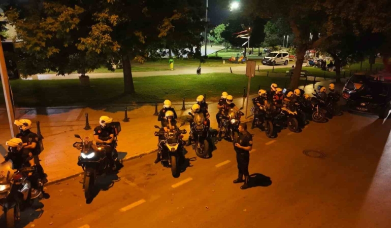 BURSA EMNİYET MÜDÜRLÜĞÜ EKİPLERİ, KENT GENELİNDE ASAYİŞİN SAĞLANMASI VE SUÇLULARA GÖZ AÇTIRMAMAK AMACIYLA YAKLAŞIK BİN POLİSİN KATILIMIYLA GENİŞ ÇAPLI HUZUR UYGULAMASI GERÇEKLEŞTİRDİ. KENTİN BİRÇOK NOKTASINDA EŞ ZAMANLI YAPILAN DENETİMLERDE POLİS ADETA KUŞ UÇURTMADI.