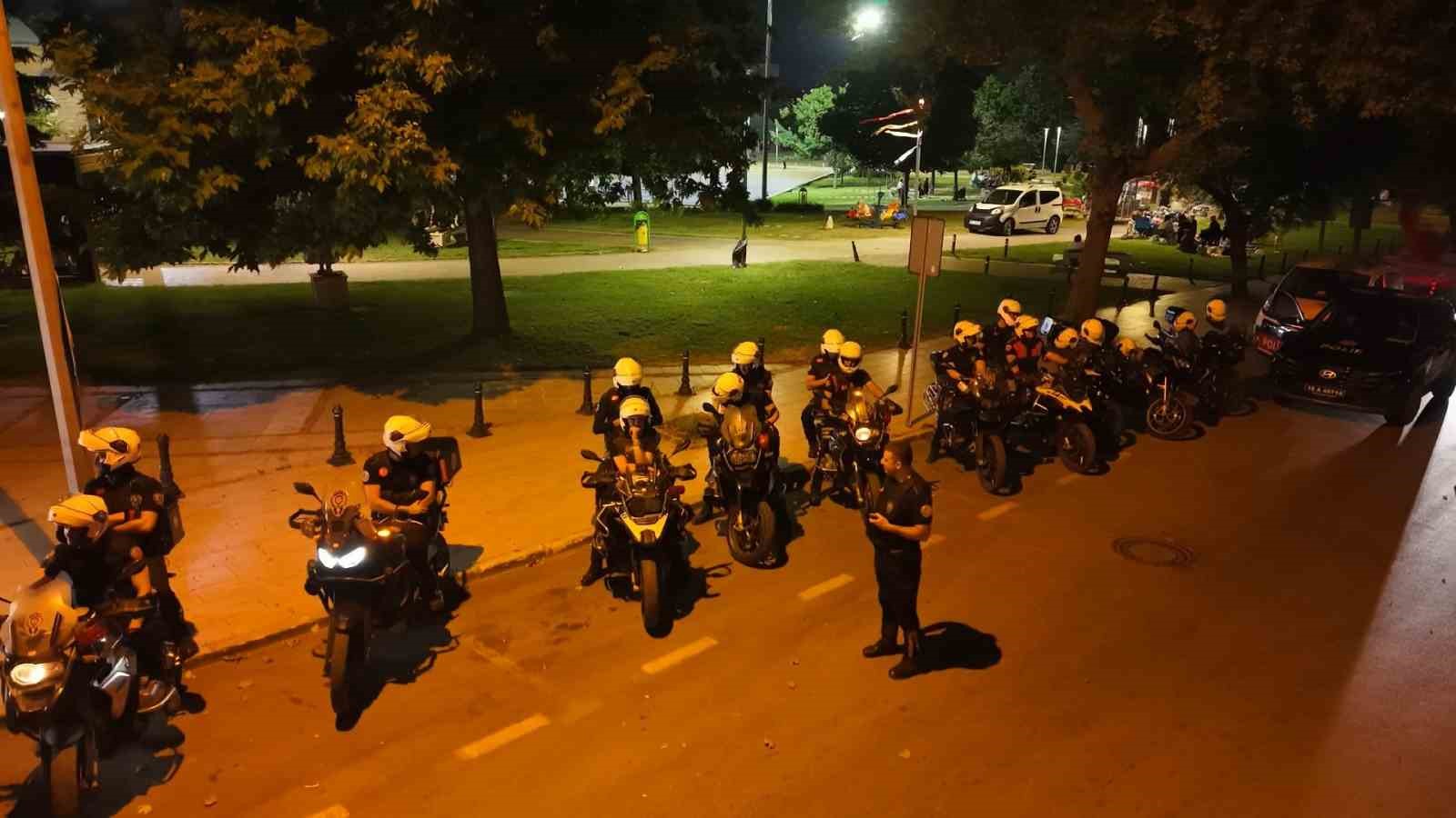 BURSA EMNİYET MÜDÜRLÜĞÜ EKİPLERİ, KENT GENELİNDE ASAYİŞİN SAĞLANMASI VE SUÇLULARA GÖZ AÇTIRMAMAK AMACIYLA YAKLAŞIK BİN POLİSİN KATILIMIYLA GENİŞ ÇAPLI HUZUR UYGULAMASI GERÇEKLEŞTİRDİ. KENTİN BİRÇOK NOKTASINDA EŞ ZAMANLI YAPILAN DENETİMLERDE POLİS ADETA KUŞ UÇURTMADI.