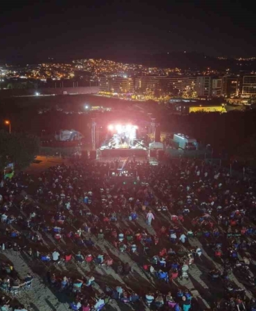9. ULUSLARARASI NİLÜFER CAZ FESTİVALİ’NİN ÜÇÜNCÜ GÜNÜNDE SAHNE ALAN EMİR ERSOY VE ORKESTRASI, LATİN VE CAZ MÜZİĞİNİ HARMANLAYARAK DİNLEYİCİLERE KEYİFLİ BİR AKŞAM YAŞATTI. BALAT ATATÜRK ORMANI’NI DOLDURAN MÜZİKSEVERLER, GECEYE ALKIŞ VE DANSLARLA EŞLİK ETTİ.