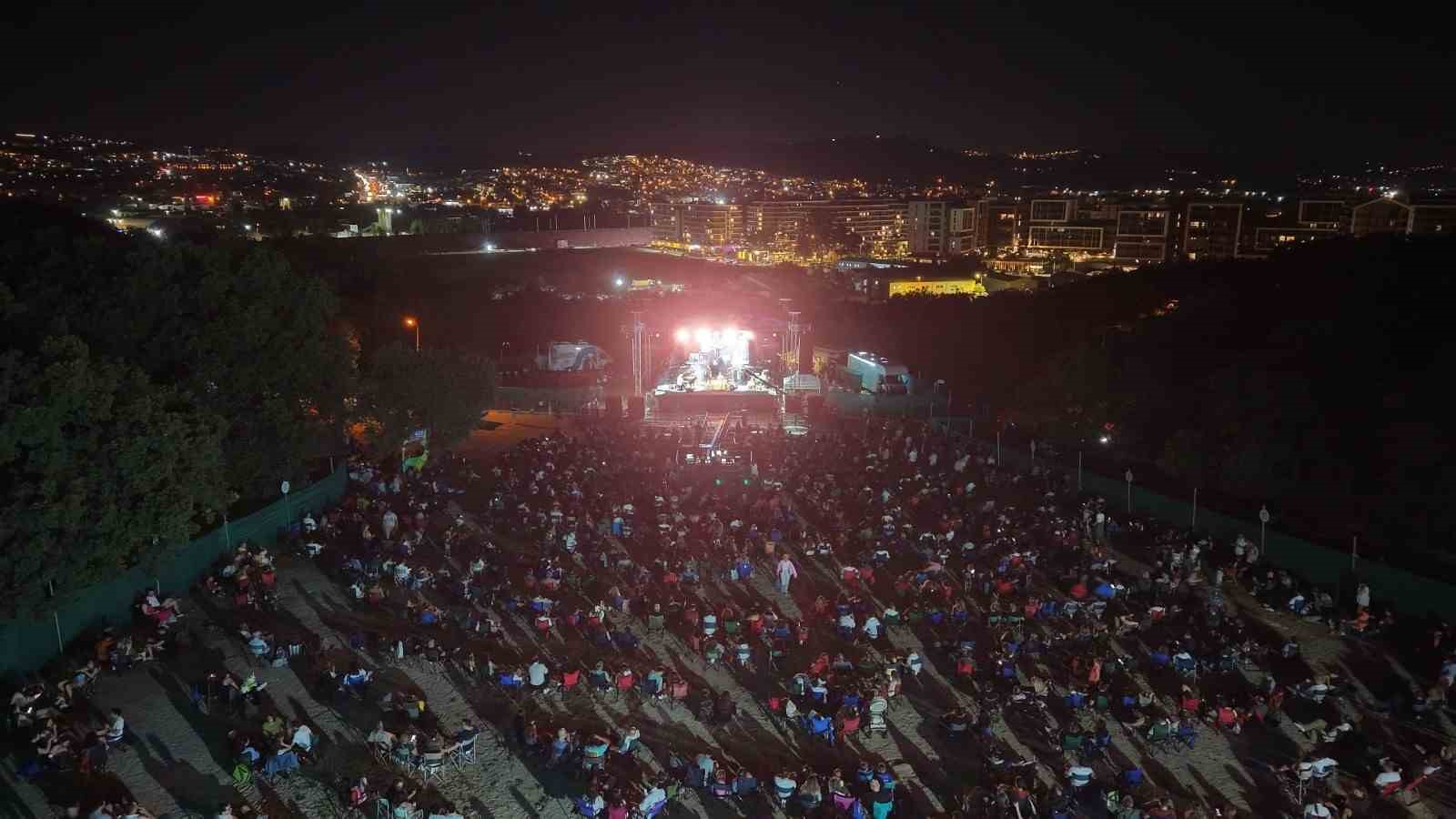 9. ULUSLARARASI NİLÜFER CAZ FESTİVALİ’NİN ÜÇÜNCÜ GÜNÜNDE SAHNE ALAN EMİR ERSOY VE ORKESTRASI, LATİN VE CAZ MÜZİĞİNİ HARMANLAYARAK DİNLEYİCİLERE KEYİFLİ BİR AKŞAM YAŞATTI. BALAT ATATÜRK ORMANI’NI DOLDURAN MÜZİKSEVERLER, GECEYE ALKIŞ VE DANSLARLA EŞLİK ETTİ.