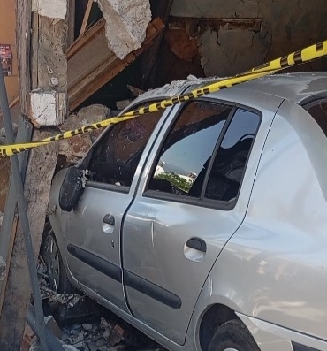 OSMANGAZİ İLÇESİNDE YOKUŞ ÜZERİNDE PARK HALİNDEKİ BİR OTOMOBİLİN FRENİ BOŞALINCA KONTROLDEN ÇIKARAK 3 KATLI AHŞAP BİR EVE ÇARPTI.