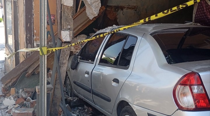 OSMANGAZİ İLÇESİNDE YOKUŞ ÜZERİNDE PARK HALİNDEKİ BİR OTOMOBİLİN FRENİ BOŞALINCA KONTROLDEN ÇIKARAK 3 KATLI AHŞAP BİR EVE ÇARPTI.
