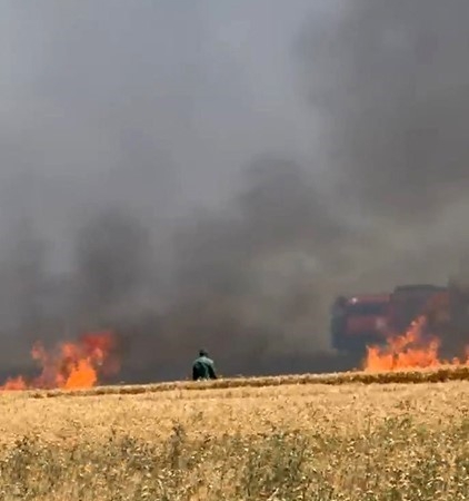 BURSA’NIN KARACABEY İLÇESİNE BAĞLI KİRMİKİR KÖYÜ YOLU ÜZERİNDEKİ BUĞDAY TARLALARI, ALEVLERE TESLİM OLDU.