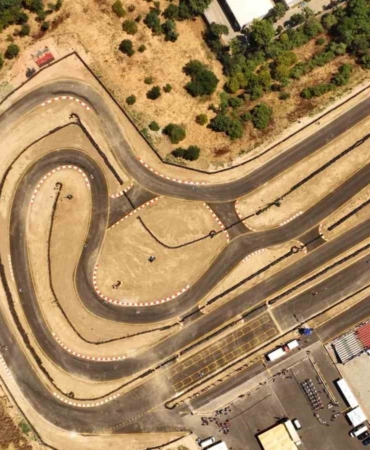 BURSA’NIN SPOR KİMLİĞİNİ GÜÇLENDİRMEK VE MOTOR SPORLARINA YENİ BİR MERKEZ KAZANDIRMAK AMACIYLA MOTOR SPORLARI MERKEZİ’Nİ HAYATA GEÇİREN BURSA BÜYÜKŞEHİR BELEDİYESİ, ULUSAL VE ULUSLARARASI ORGANİZASYONLARA EV SAHİPLİĞİ YAPMAYA DA BAŞLADI. MERKEZ, MOTUL 2026 TÜRKİYE KARTİNG ŞAMPİYONASI ÜÇÜNCÜ AYAĞI YARIŞLARIYLA KAPILARINI AÇTI.