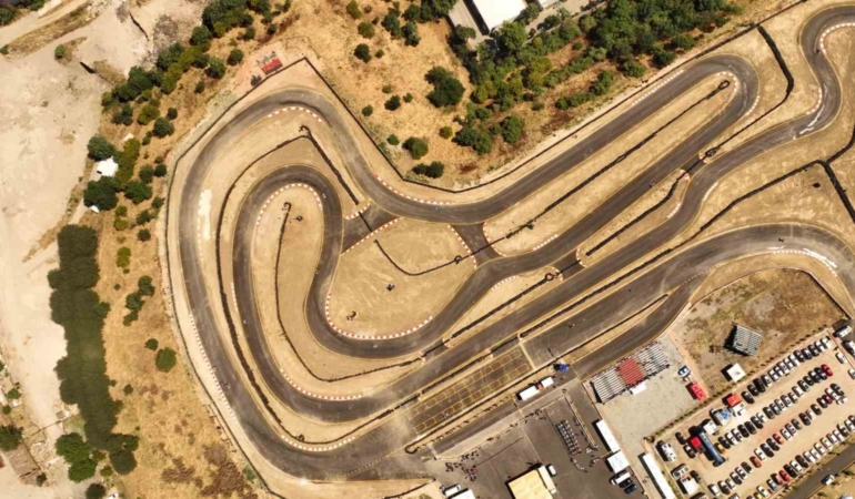 BURSA’NIN SPOR KİMLİĞİNİ GÜÇLENDİRMEK VE MOTOR SPORLARINA YENİ BİR MERKEZ KAZANDIRMAK AMACIYLA MOTOR SPORLARI MERKEZİ’Nİ HAYATA GEÇİREN BURSA BÜYÜKŞEHİR BELEDİYESİ, ULUSAL VE ULUSLARARASI ORGANİZASYONLARA EV SAHİPLİĞİ YAPMAYA DA BAŞLADI. MERKEZ, MOTUL 2026 TÜRKİYE KARTİNG ŞAMPİYONASI ÜÇÜNCÜ AYAĞI YARIŞLARIYLA KAPILARINI AÇTI.
