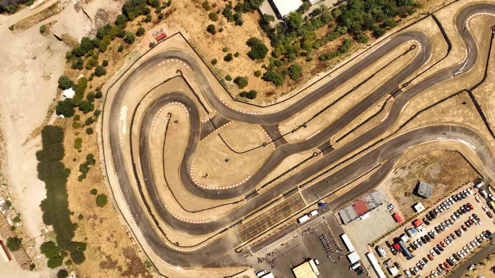 BURSA’NIN SPOR KİMLİĞİNİ GÜÇLENDİRMEK VE MOTOR SPORLARINA YENİ BİR MERKEZ KAZANDIRMAK AMACIYLA MOTOR SPORLARI MERKEZİ’Nİ HAYATA GEÇİREN BURSA BÜYÜKŞEHİR BELEDİYESİ, ULUSAL VE ULUSLARARASI ORGANİZASYONLARA EV SAHİPLİĞİ YAPMAYA DA BAŞLADI. MERKEZ, MOTUL 2026 TÜRKİYE KARTİNG ŞAMPİYONASI ÜÇÜNCÜ AYAĞI YARIŞLARIYLA KAPILARINI AÇTI.