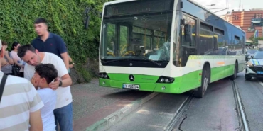BURSA'DA KARŞIDAN KARŞIYA GEÇMEYE ÇALIŞAN KADIN İLE BEBEĞİNE HALK OTOBÜSÜNÜN ÇARPMASI SONUCU ANNE VE BEBEK YARALANDI. KADININ YANINDA BULUNAN DİĞER ÇOCUKLAR İSE KAZAYI YARA ALMADAN ATLATTI.