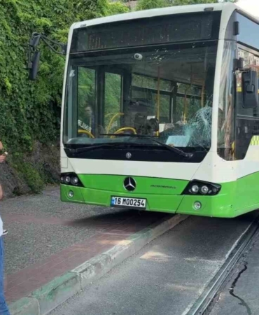 BURSA'DA KARŞIDAN KARŞIYA GEÇMEYE ÇALIŞAN KADIN İLE BEBEĞİNE HALK OTOBÜSÜNÜN ÇARPMASI SONUCU ANNE VE BEBEK YARALANDI. KADININ YANINDA BULUNAN DİĞER ÇOCUKLAR İSE KAZAYI YARA ALMADAN ATLATTI.