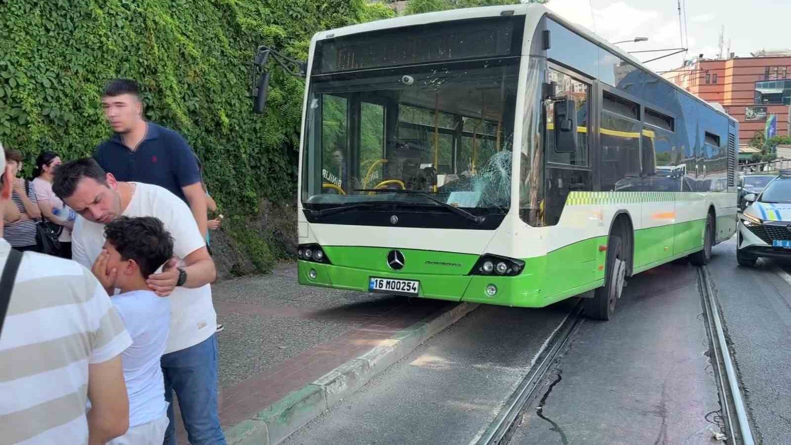 BURSA'DA KARŞIDAN KARŞIYA GEÇMEYE ÇALIŞAN KADIN İLE BEBEĞİNE HALK OTOBÜSÜNÜN ÇARPMASI SONUCU ANNE VE BEBEK YARALANDI. KADININ YANINDA BULUNAN DİĞER ÇOCUKLAR İSE KAZAYI YARA ALMADAN ATLATTI.