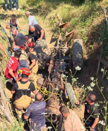 BURSA'NINİNEGÖLİLÇESİNDE MEYDANA GELEN TRAKTÖR KAZASINDA DEVRİLEN TRAKTÖRÜN ALTINDA KALAN DEDE AĞIR YARALANIRKEN, İKİ TORUNU HAFİF YARALANDI. ÇOCUKLAR YAKINLARI TARAFINDAN KURTARILIRKEN, DEDE İTFAİYE EKİPLERİNİN YOĞUN ÇALIŞMASI SONUCU SIKIŞTIĞI YERDEN ÇIKARILDI.