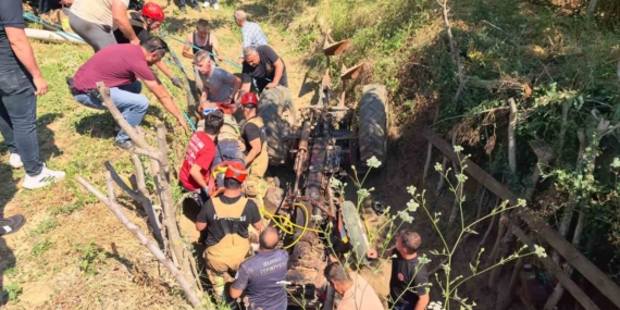 BURSA'NINİNEGÖLİLÇESİNDE MEYDANA GELEN TRAKTÖR KAZASINDA DEVRİLEN TRAKTÖRÜN ALTINDA KALAN DEDE AĞIR YARALANIRKEN, İKİ TORUNU HAFİF YARALANDI. ÇOCUKLAR YAKINLARI TARAFINDAN KURTARILIRKEN, DEDE İTFAİYE EKİPLERİNİN YOĞUN ÇALIŞMASI SONUCU SIKIŞTIĞI YERDEN ÇIKARILDI.