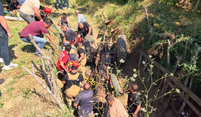 BURSA'NINİNEGÖLİLÇESİNDE MEYDANA GELEN TRAKTÖR KAZASINDA DEVRİLEN TRAKTÖRÜN ALTINDA KALAN DEDE AĞIR YARALANIRKEN, İKİ TORUNU HAFİF YARALANDI. ÇOCUKLAR YAKINLARI TARAFINDAN KURTARILIRKEN, DEDE İTFAİYE EKİPLERİNİN YOĞUN ÇALIŞMASI SONUCU SIKIŞTIĞI YERDEN ÇIKARILDI.