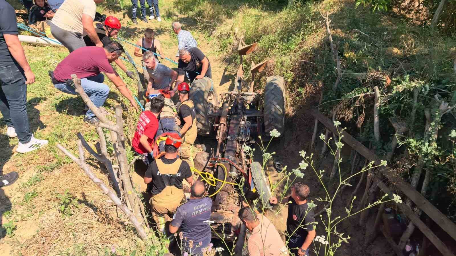 BURSA'NINİNEGÖLİLÇESİNDE MEYDANA GELEN TRAKTÖR KAZASINDA DEVRİLEN TRAKTÖRÜN ALTINDA KALAN DEDE AĞIR YARALANIRKEN, İKİ TORUNU HAFİF YARALANDI. ÇOCUKLAR YAKINLARI TARAFINDAN KURTARILIRKEN, DEDE İTFAİYE EKİPLERİNİN YOĞUN ÇALIŞMASI SONUCU SIKIŞTIĞI YERDEN ÇIKARILDI.