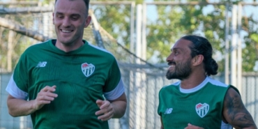 TRENDYOL 1. LİG’İN ÇİÇEĞİ BURNUNDA EKİBİ BURSASPOR, 2026-2027 SEZONU HAZIRLIKLARINA ÖZLÜCE İBRAHİM YAZICI TESİSLERİ’NDE GERÇEKLEŞTİRDİĞİ İLK ANTRENMANLA RESMEN BAŞLADI. YEŞİL-BEYAZLILAR YENİ SEZONUN İLK MESAİSİNİ TAMAMLARKEN, HAZIRLIKLAR YARIN YAPILACAK ÇİFT İDMANLA HIZ KAZANACAK.
