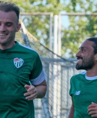 TRENDYOL 1. LİG’İN ÇİÇEĞİ BURNUNDA EKİBİ BURSASPOR, 2026-2027 SEZONU HAZIRLIKLARINA ÖZLÜCE İBRAHİM YAZICI TESİSLERİ’NDE GERÇEKLEŞTİRDİĞİ İLK ANTRENMANLA RESMEN BAŞLADI. YEŞİL-BEYAZLILAR YENİ SEZONUN İLK MESAİSİNİ TAMAMLARKEN, HAZIRLIKLAR YARIN YAPILACAK ÇİFT İDMANLA HIZ KAZANACAK.