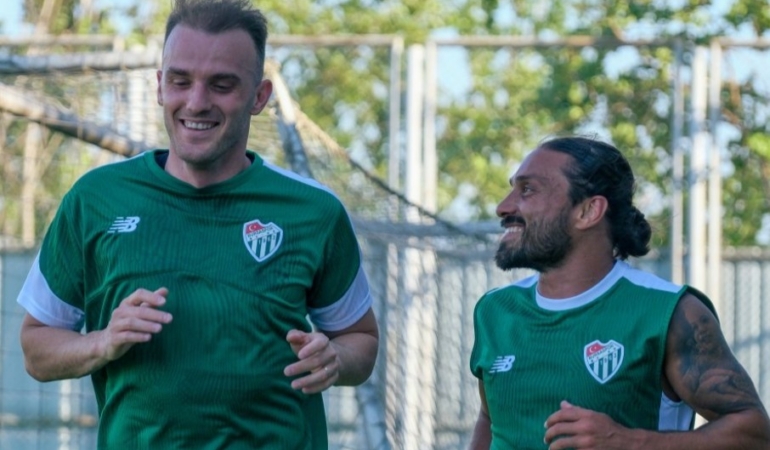 TRENDYOL 1. LİG’İN ÇİÇEĞİ BURNUNDA EKİBİ BURSASPOR, 2026-2027 SEZONU HAZIRLIKLARINA ÖZLÜCE İBRAHİM YAZICI TESİSLERİ’NDE GERÇEKLEŞTİRDİĞİ İLK ANTRENMANLA RESMEN BAŞLADI. YEŞİL-BEYAZLILAR YENİ SEZONUN İLK MESAİSİNİ TAMAMLARKEN, HAZIRLIKLAR YARIN YAPILACAK ÇİFT İDMANLA HIZ KAZANACAK.