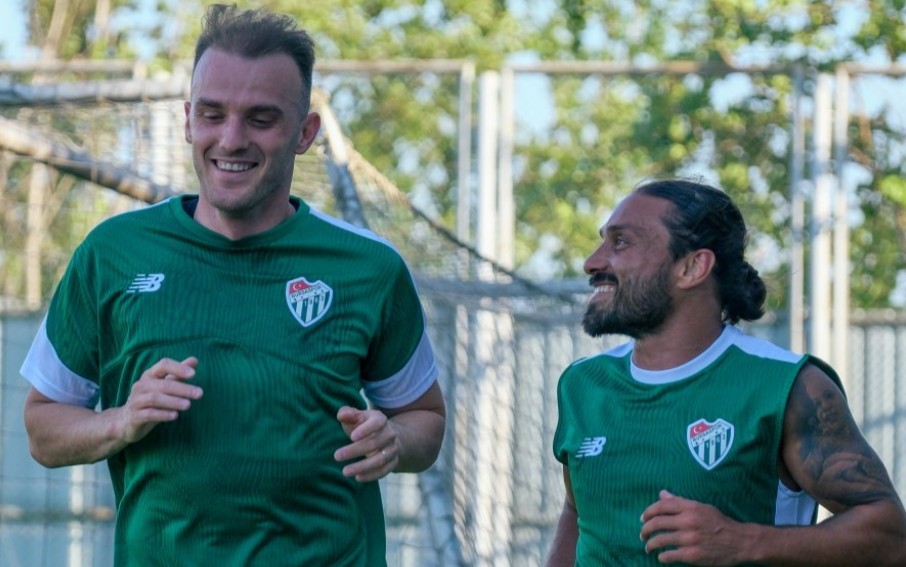 TRENDYOL 1. LİG’İN ÇİÇEĞİ BURNUNDA EKİBİ BURSASPOR, 2026-2027 SEZONU HAZIRLIKLARINA ÖZLÜCE İBRAHİM YAZICI TESİSLERİ’NDE GERÇEKLEŞTİRDİĞİ İLK ANTRENMANLA RESMEN BAŞLADI. YEŞİL-BEYAZLILAR YENİ SEZONUN İLK MESAİSİNİ TAMAMLARKEN, HAZIRLIKLAR YARIN YAPILACAK ÇİFT İDMANLA HIZ KAZANACAK.