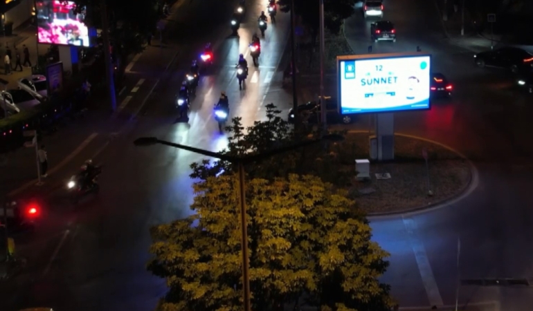 BURSA EMNİYET MÜDÜRLÜĞÜ EKİPLERİ, NİLÜFER İLÇESİNE BAĞLI GÖRÜKLE MAHALLESİ'NDE KAMU DÜZENİNİN SAĞLANMASI, SUÇ VE SUÇLULARLA ETKİN MÜCADELE EDİLMESİ AMACIYLA YAKLAŞIK BİN 500 POLİSİN KATILIMIYLA GENİŞ ÇAPLI HUZUR UYGULAMASI GERÇEKLEŞTİRDİ.