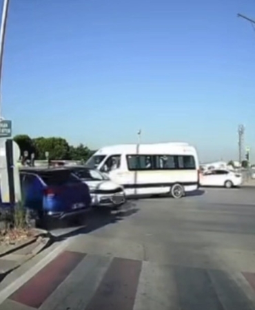 BURSA'DA KIRMIZI IŞIK İHLALİ YAPTIĞI İDDİA EDİLEN OTOMOBİL, KAVŞAKTA SEYREDEN BAŞKA BİR OTOMOBİLE ÇARPTI. KAZA ANI İSE SANİYE SANİYE ARAÇ KAMERASINA YANSIDI.