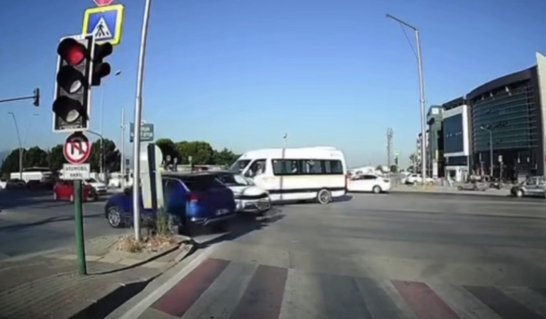 BURSA'DA KIRMIZI IŞIK İHLALİ YAPTIĞI İDDİA EDİLEN OTOMOBİL, KAVŞAKTA SEYREDEN BAŞKA BİR OTOMOBİLE ÇARPTI. KAZA ANI İSE SANİYE SANİYE ARAÇ KAMERASINA YANSIDI.