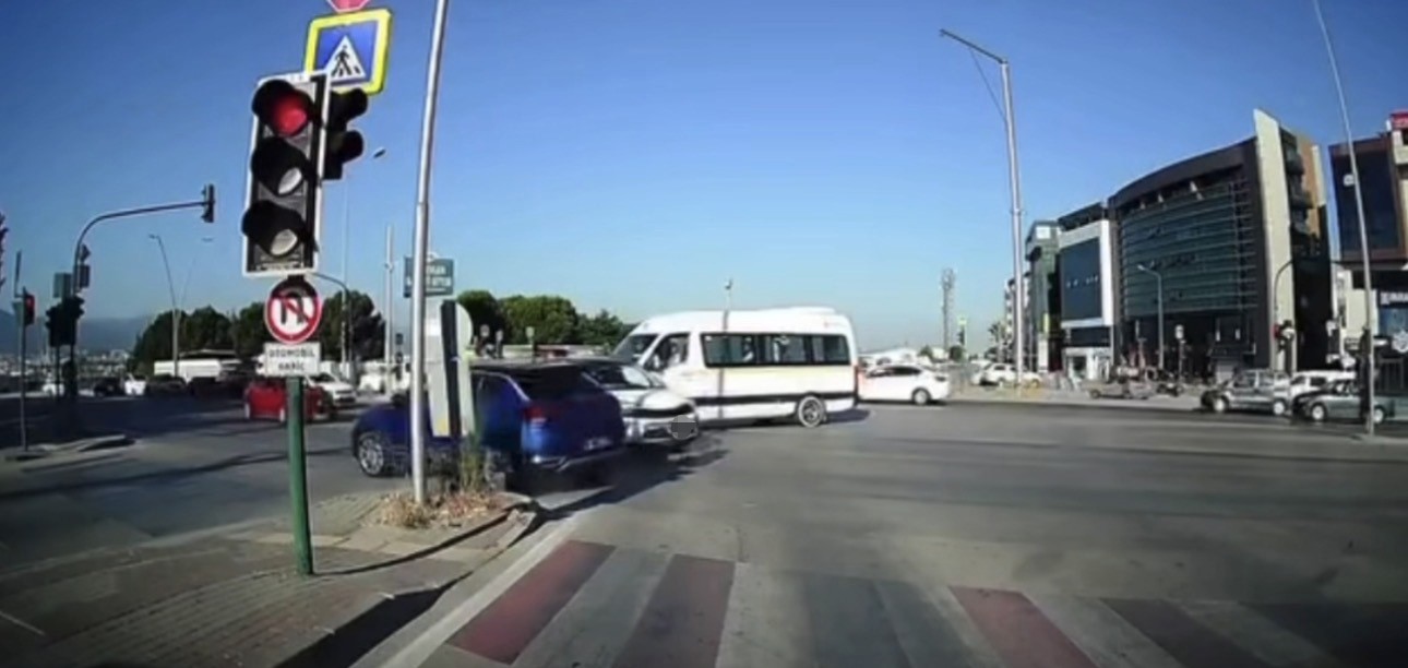 BURSA'DA KIRMIZI IŞIK İHLALİ YAPTIĞI İDDİA EDİLEN OTOMOBİL, KAVŞAKTA SEYREDEN BAŞKA BİR OTOMOBİLE ÇARPTI. KAZA ANI İSE SANİYE SANİYE ARAÇ KAMERASINA YANSIDI.