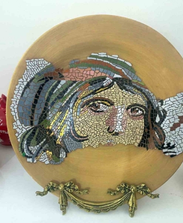 BURSA'NIN ÖNEMLİ TARİHİ MEKANLARI ÖZEL OLARAK YAPILAN CAM SÜSLEME SANATIYLA CAM ÜRÜNLERDE HAYAT BULUYOR. YEŞİL TÜRBE ŞEMSİNİN RENKLİ SIR TEKNİĞİNİN BURSA YEŞİL TÜRBEDE UYGULANDIĞI TEK YERDEKİ ÇALIŞMA TABAKLARA AKTARILIYOR.