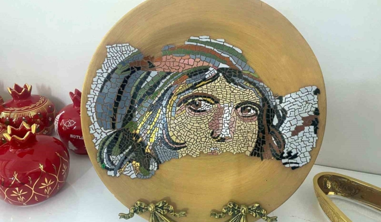 BURSA'NIN ÖNEMLİ TARİHİ MEKANLARI ÖZEL OLARAK YAPILAN CAM SÜSLEME SANATIYLA CAM ÜRÜNLERDE HAYAT BULUYOR. YEŞİL TÜRBE ŞEMSİNİN RENKLİ SIR TEKNİĞİNİN BURSA YEŞİL TÜRBEDE UYGULANDIĞI TEK YERDEKİ ÇALIŞMA TABAKLARA AKTARILIYOR.