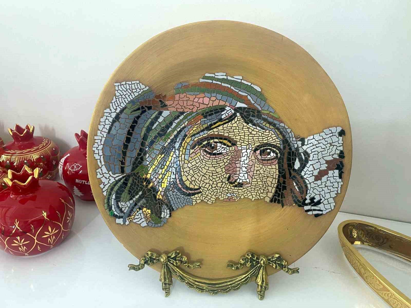 BURSA'NIN ÖNEMLİ TARİHİ MEKANLARI ÖZEL OLARAK YAPILAN CAM SÜSLEME SANATIYLA CAM ÜRÜNLERDE HAYAT BULUYOR. YEŞİL TÜRBE ŞEMSİNİN RENKLİ SIR TEKNİĞİNİN BURSA YEŞİL TÜRBEDE UYGULANDIĞI TEK YERDEKİ ÇALIŞMA TABAKLARA AKTARILIYOR.