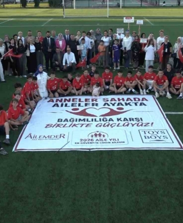 BURSA'DA AİLE MECLİSİ DERNEĞİ (AİLEMDER) TARAFINDAN "SPORA EVET, UYUŞTURUCUYA HAYIR" VE "ANNELER SAHADA, AİLELER AYAKTA" SLOGANLARIYLA DÜZENLENEN FARKINDALIK ETKİNLİĞİNDE, ODUNLUKSPORLU FUTBOLCULAR İLE ANNELERİ YEŞİL SAHADA BULUŞTU.