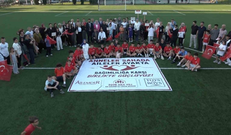 BURSA'DA AİLE MECLİSİ DERNEĞİ (AİLEMDER) TARAFINDAN "SPORA EVET, UYUŞTURUCUYA HAYIR" VE "ANNELER SAHADA, AİLELER AYAKTA" SLOGANLARIYLA DÜZENLENEN FARKINDALIK ETKİNLİĞİNDE, ODUNLUKSPORLU FUTBOLCULAR İLE ANNELERİ YEŞİL SAHADA BULUŞTU.