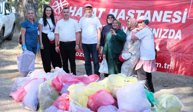 TOPLUMSAL SORUMLULUK ANLAYIŞINI SAĞLIK HİZMETLERİNİN AYRILMAZ BİR PARÇASI OLARAK GÖREN HAYAT HASTANESİ, ÇALIŞANLARININ GÖNÜLLÜ KATILIMIYLA ÇEVRE TEMİZLİĞİ ETKİNLİĞİ GERÇEKLEŞTİRDİ. "DOĞAYA SAHİP ÇIK, GELECEĞE İZ BIRAK" SLOGANIYLA DÜZENLENEN ETKİNLİKTE, ÇEVRE BİLİNCİNİN ARTIRILMASI VE GELECEK NESİLLERE DAHA TEMİZ BİR DÜNYA BIRAKILMASI HEDEFLENDİ.