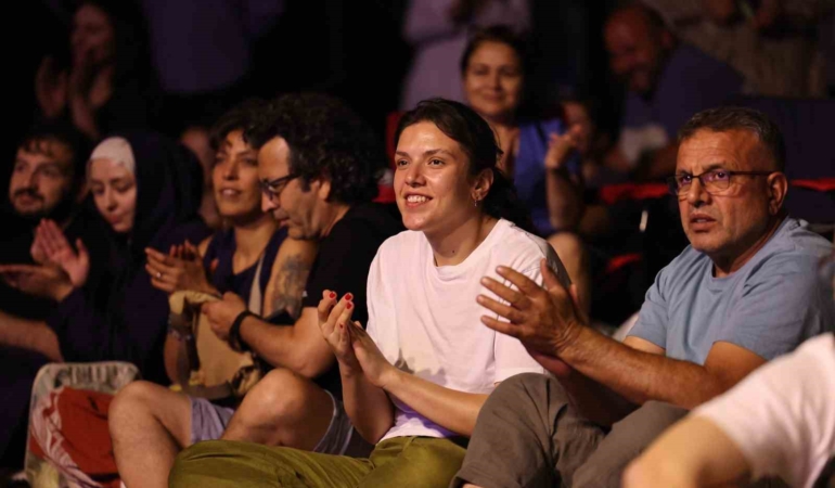 9. ULUSLARARASI NİLÜFER CAZ FESTİVALİ’NDE TÜRK HALK MÜZİĞİNİN USTA SANATÇISI MUSA EROĞLU, YEDİVEREN ORKESTRASI İLE BİRLİKTE BALAT ATATÜRK ORMANI’NDA SAHNE ALDI. GELENEKSEL EZGİLERLE MODERN TINILARIN HARMANLANDIĞI KONSER SONUNDA USTA SANATÇIYI NİLÜFERLİLER AYAKTA ALKIŞLADI.