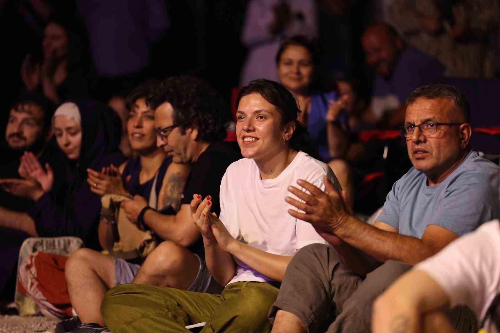 9. ULUSLARARASI NİLÜFER CAZ FESTİVALİ’NDE TÜRK HALK MÜZİĞİNİN USTA SANATÇISI MUSA EROĞLU, YEDİVEREN ORKESTRASI İLE BİRLİKTE BALAT ATATÜRK ORMANI’NDA SAHNE ALDI. GELENEKSEL EZGİLERLE MODERN TINILARIN HARMANLANDIĞI KONSER SONUNDA USTA SANATÇIYI NİLÜFERLİLER AYAKTA ALKIŞLADI.