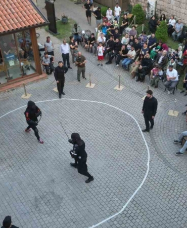 BURSA BÜYÜKŞEHİR BELEDİYESİ KENT TARİHİ, TANITIM VE TURİZM DAİRESİ BAŞKANLIĞI MÜZELER ŞUBE MÜDÜRLÜĞÜ'NÜN KOORDİNASYONUNDA, FREE FİGHTERS GUİLD VE GELENEKSEL TÜRK KILICI KULÜPLERİNİN İŞ BİRLİĞİYLE DÜZENLENEN GELENEKSEL TÜRK KILICI TURNUVASI, ZİNDANKAPI'DA GERÇEKLEŞTİRİLDİ.