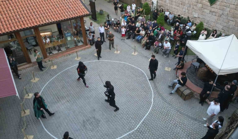 BURSA BÜYÜKŞEHİR BELEDİYESİ KENT TARİHİ, TANITIM VE TURİZM DAİRESİ BAŞKANLIĞI MÜZELER ŞUBE MÜDÜRLÜĞÜ'NÜN KOORDİNASYONUNDA, FREE FİGHTERS GUİLD VE GELENEKSEL TÜRK KILICI KULÜPLERİNİN İŞ BİRLİĞİYLE DÜZENLENEN GELENEKSEL TÜRK KILICI TURNUVASI, ZİNDANKAPI'DA GERÇEKLEŞTİRİLDİ.