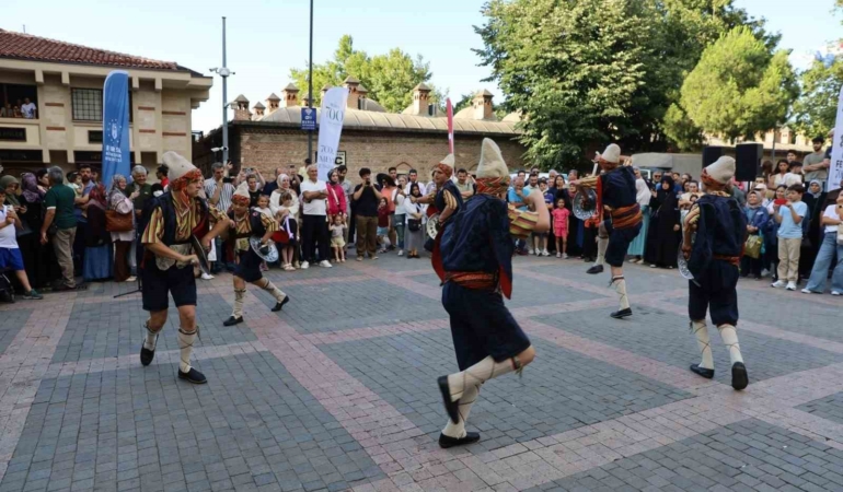 BURSA BÜYÜKŞEHİR BELEDİYESİ, BURSA'NIN FETHİNİN 700. YIL DÖNÜMÜ ETKİNLİKLERİ KAPSAMINDA ŞEHRİN TARİHÎ VE KÜLTÜREL MİRASINI YAŞATAN PROGRAMLARINI VATANDAŞLARLA BULUŞTURMAYA DEVAM EDİYOR.