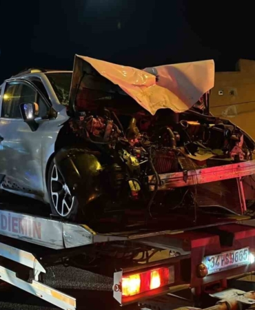 BURSA'DA İDDİAYA GÖRE ALKOLLÜ OTOMOBİL SÜRÜCÜSÜ, SEYİR HALİNDEKİ SERVİS OTOBÜSÜNE ARKADAN ÇARPTI. YAŞANAN KAZADA 6 KİŞİ YARALANDI.