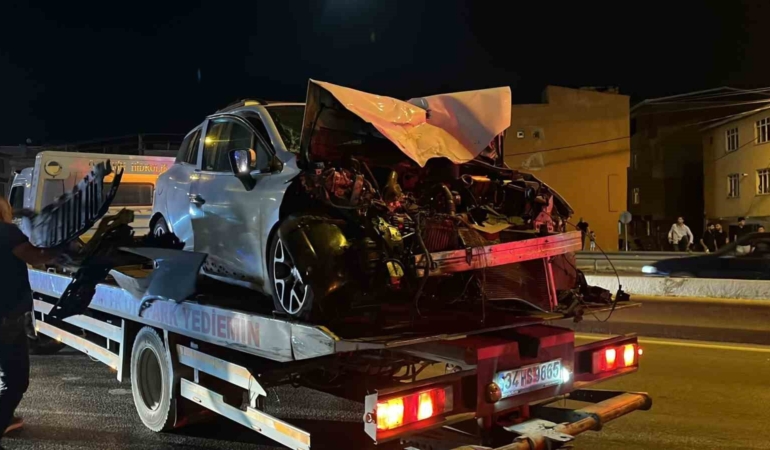 BURSA'DA İDDİAYA GÖRE ALKOLLÜ OTOMOBİL SÜRÜCÜSÜ, SEYİR HALİNDEKİ SERVİS OTOBÜSÜNE ARKADAN ÇARPTI. YAŞANAN KAZADA 6 KİŞİ YARALANDI.