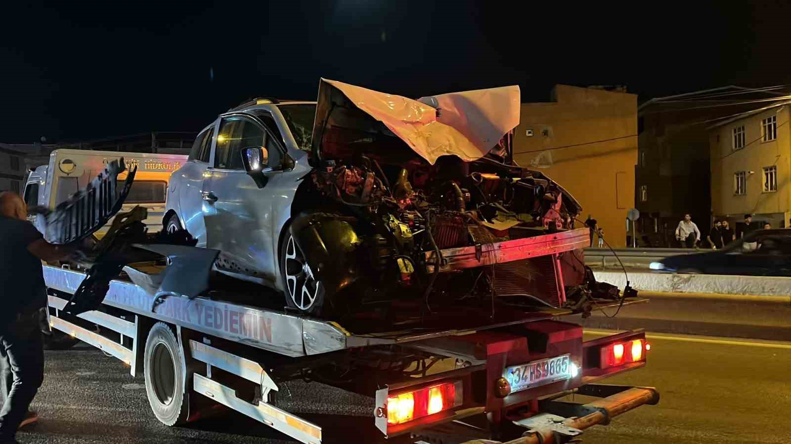 BURSA'DA İDDİAYA GÖRE ALKOLLÜ OTOMOBİL SÜRÜCÜSÜ, SEYİR HALİNDEKİ SERVİS OTOBÜSÜNE ARKADAN ÇARPTI. YAŞANAN KAZADA 6 KİŞİ YARALANDI.