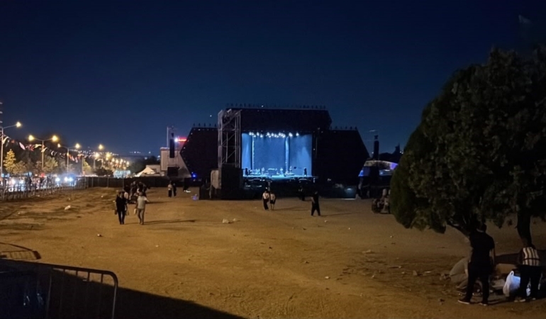 BURSA'DA DÜZENLENEN KÜLTÜR YOLU FESTİVALİ'NDE CEZA SAHNE ALDI. KONSER ALANINDA ÇIKAN BIÇAKLI KAVGADA 2 KİŞİ YARALANDI.