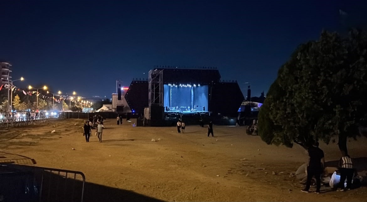 BURSA'DA DÜZENLENEN KÜLTÜR YOLU FESTİVALİ'NDE CEZA SAHNE ALDI. KONSER ALANINDA ÇIKAN BIÇAKLI KAVGADA 2 KİŞİ YARALANDI.