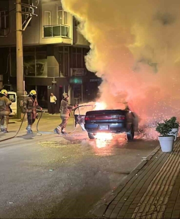BURSA'DA SEYİR HALİNDEYKEN BİR ANDA ALEV ALAN OTOMOBİL KULLANILAMAZ HALE GELDİ. İTFAİYE EKİPLERİNİN MÜDAHALESİ KAMERAYA YANSIRKEN, OLAYDA YARALANAN OLMADI.